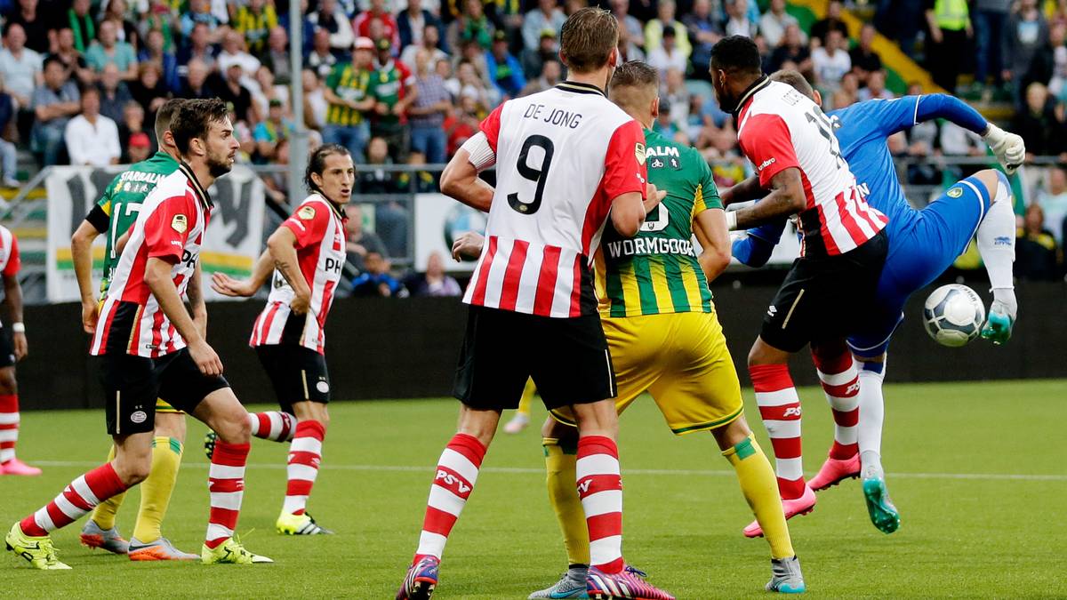 PLATZ 6 - MARTIN HANSEN: Ein Torhüter in den Top-Ten? Richtig! Martin Hansen von ADO Den Haag gelingt im August 2015 ein spektakulärer Treffer. Beim Stand von 1:2 eilt der Keeper bei einem Freistoß mit nach vorne. Die Kugel fliegt tatsächlich zum Torwart, Hansen nimmt die Kugel volley und leitet sie gefühlvoll mit der Hacke in die lange Ecke - der Punkt ist gesichert, das Stadion steht Kopf