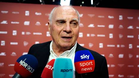 Jamal Musiala bleibt das Sorgenkind beim FC Bayern. Ehrenpräsident Uli Hoeneß sichert dem Bayern-Youngster die volle Unterstützung zu.