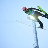 Die deutschen Skispringer haben im letzten Teamwettkampf der Saison das Podest klar verpasst.