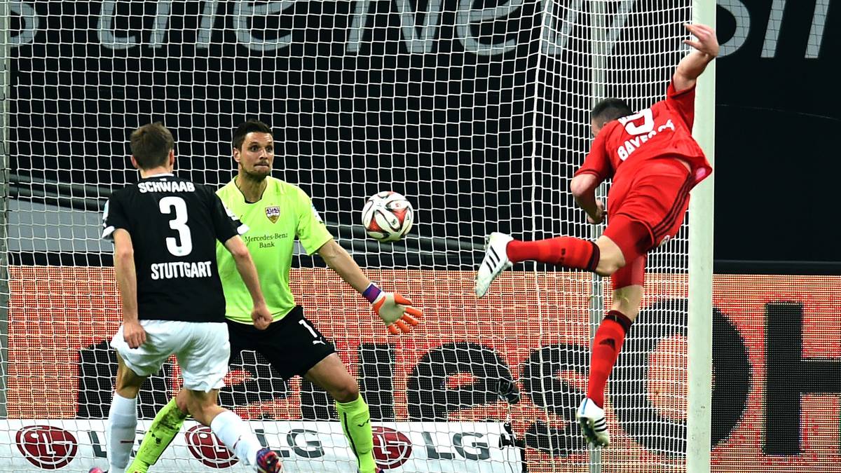 Für Stuttgart kommt es noch schlimmer, Josip Drmic erhöht auf 2:0. Mit diesem Zwischenstand geht es auch in die Pause
