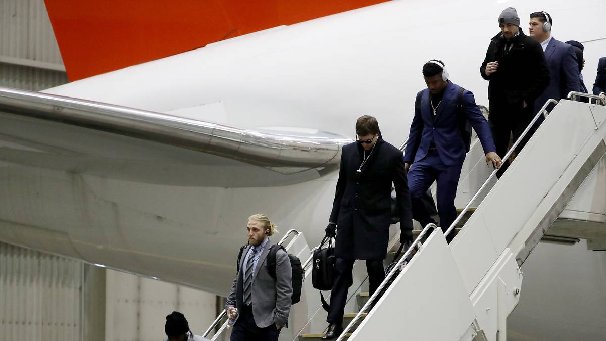 Bereits bei der Ankunft am Flughafen wirkte das Team der Patriots voll fokussiert auf das Spiel des Jahres am Sonntag