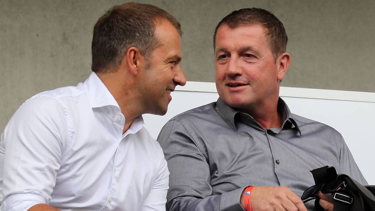 L'ex giocatore del Bayern Thomas Strunz (a destra) ha incluso nella conversazione anche Hansi Flick come potenziale successore ad interim dell'allenatore del Bayern Thomas Tuchel.