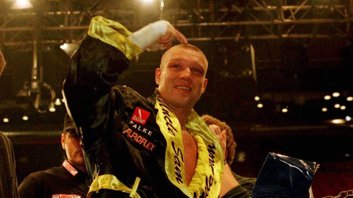 AXEL SCHULZ: Wurde ebenfalls in Profikampf Nummer 14 Deutscher Meister. Er besiegte Bernd Friedrich. Später boxte der heutige SPORT1-Experte gegen Foreman, Botha und Moorer dreimal um die WM. Er beendete seine Karriere mit einer Kampf-Bilanz von 26 Siegen, 5 Niederlagen und einem Unentschieden