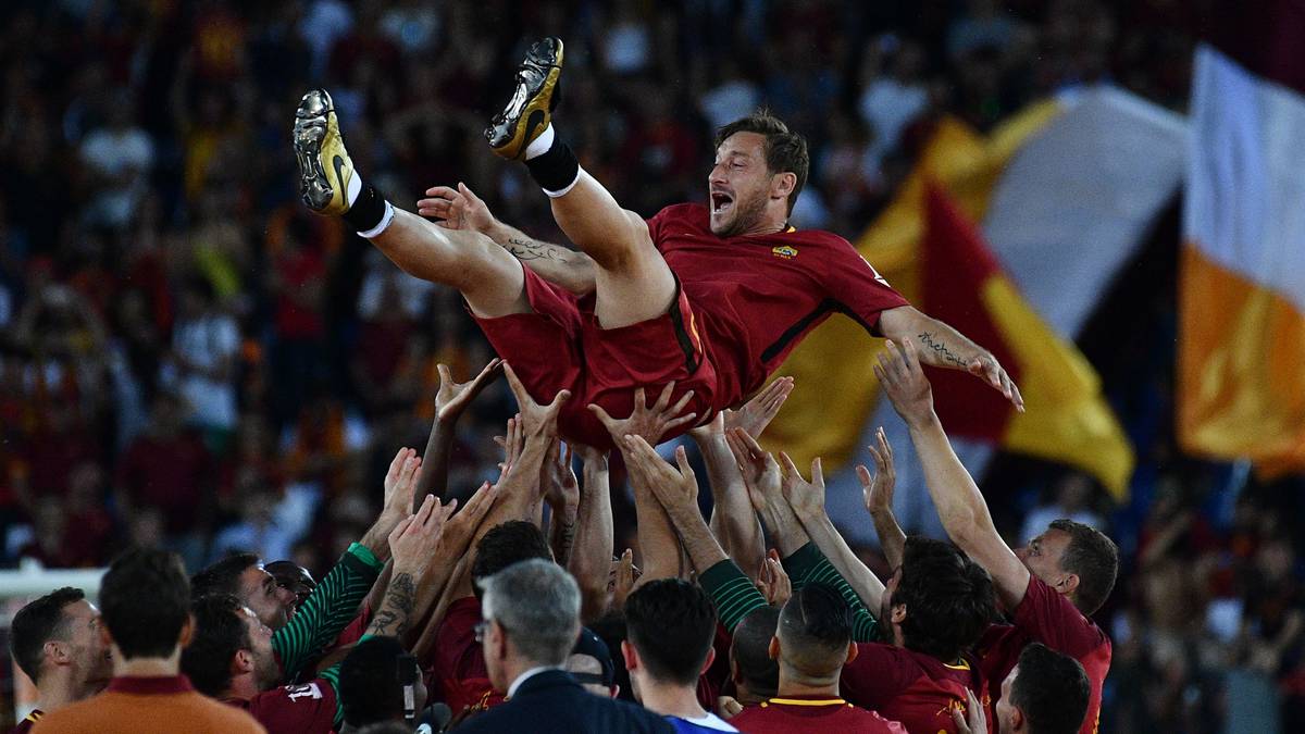 Zum Abschluss wird der 40-Jährige von seinen Freunden und Kollegen in den Himmel geworfen. Der Kaiser von Rom tritt endgültig ab