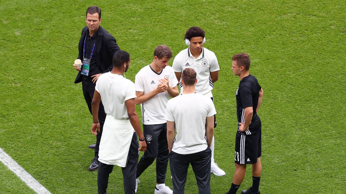 Die deutschen Spieler testen derweil schon einmal den Rasen. Unter dem Quintett neben Oliver Bierhoff ist mit Joshua Kimmich auch ein Neuling in der Startelf