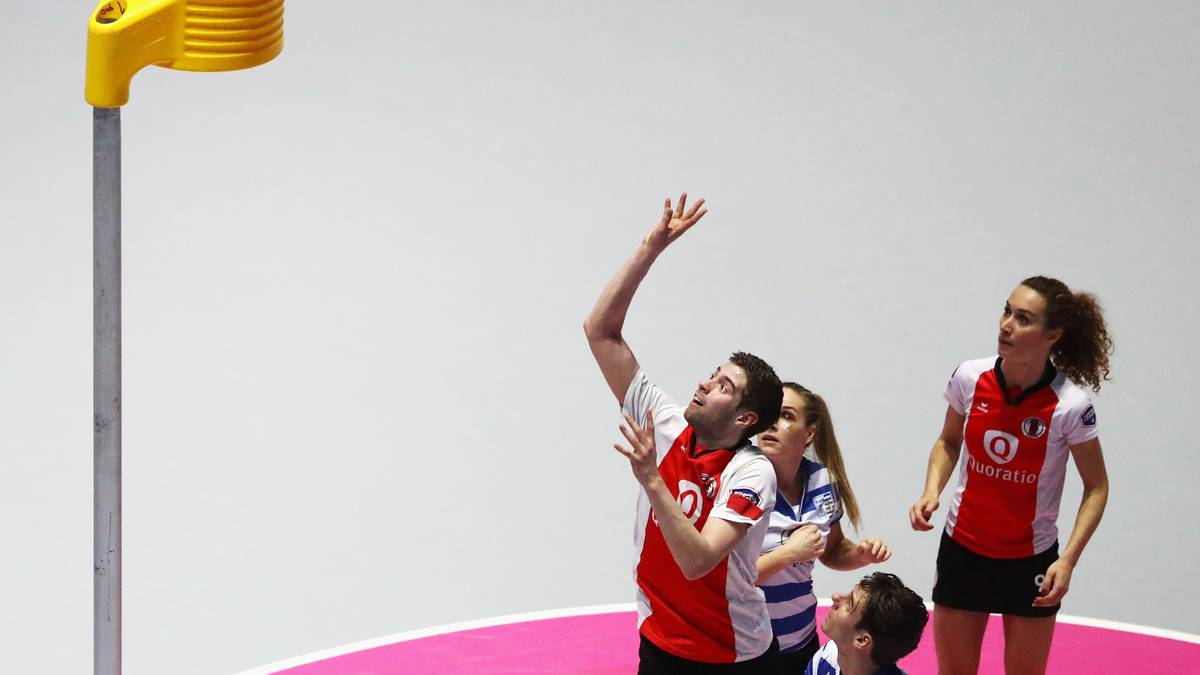 KORFBALL: Die niederländische Variante von Basketball. Ein Team besteht aus vier Männern und vier Frauen. Die Körbe hängen auf 3,50 Metern Höhe, haben im Gegensatz zum Basketball aber kein Brett hinter dem Korb und stehen ein Stück weit im Spielfeld