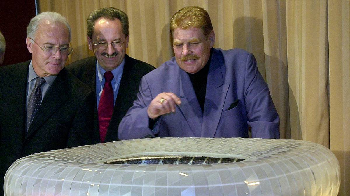 Ohne Beckenbauer würde es die Allianz Arena wahrscheinlich nicht geben. Münchens damaliger Oberbürgermeister Christian Ude und auch viele beim FC Bayern hatten eigentlich einen radikalen Umbau des Olympiastadions präferiert. Erst als Beckenbauer drohte, dass die WM dann eben ohne München über die Bühne gehen würde, schwenkte die Stadtspitze um. Hier schauen sich Ude, Bayern-Präsident Beckenbauer und der damalige Löwen-Präsident Karl-Heinz Wildmoser selig ein Modell des künftigen Stadions an