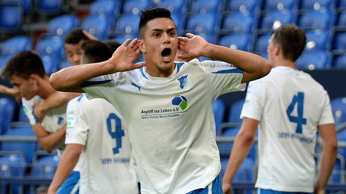 2014: Deutlich mit 5:0 entscheidet die TSG Hoffenheim unter Julian Nagelsmann das Finale gegen die Junioren von Hannover 96 für sich. Die zwei Treffer von NADIEM AMIRI kann auch Waldemar Anton in der 96-Abwehr nicht verhindern