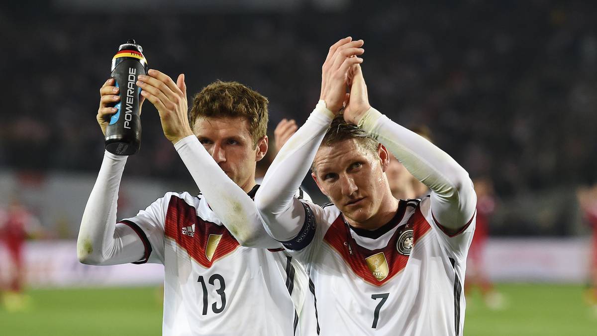 Auch Schweinsteiger (r.) schaut wieder glücklicher drein 