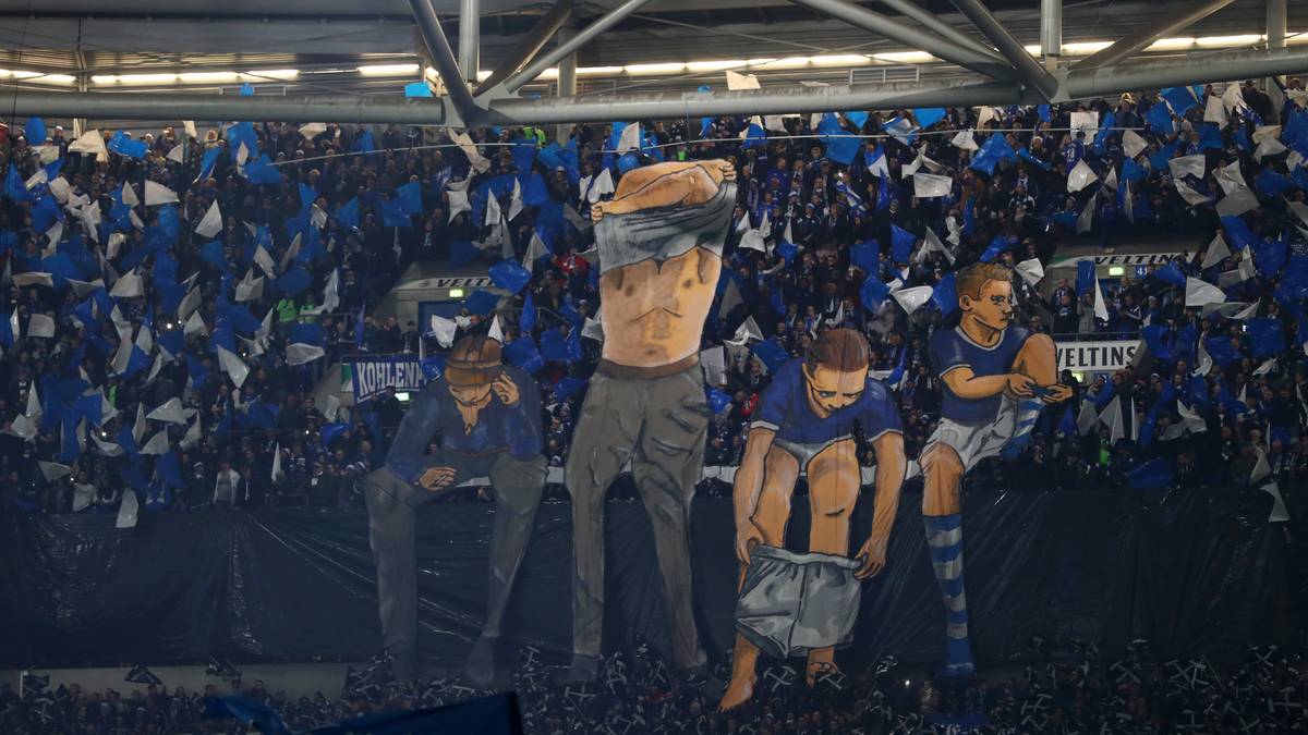 Aus dem Bergbau direkt auf den Platz! Die Fans der Schalke erinnern an die Kumpel-und-Malocher-Zeiten in Mitten eines blau-weißen Fahnenmeers
