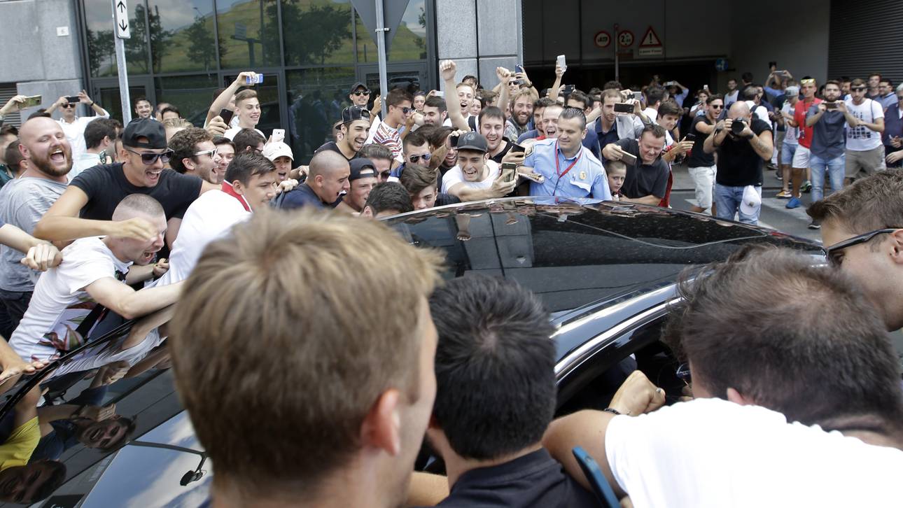 Die Fans des AC Mailand rasten aus, als sie die Ankunft von Leonardo Bonucci bemerken