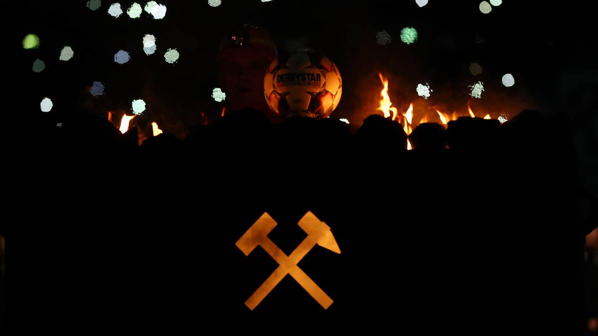 Der FC Schalke 04 und seine Fans würdigen zur Schließung des letzten Bergwerks die Kumpel. Die Nordkurve zeigt einmal mehr eine beeindruckende Choreographie. SPORT1 präsentiert die Bilder