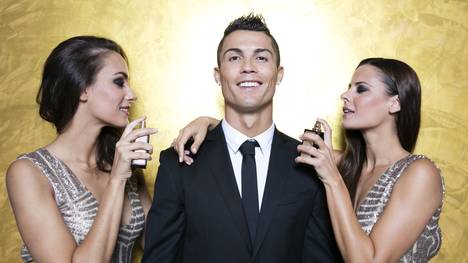Cristiano Ronaldo lässt sich für den guten Zweck die Haare schneiden