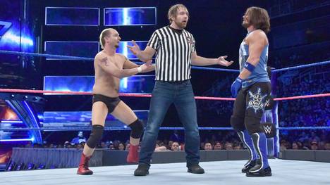 Dean Ambrose (M.) verhalf James Ellsworth (l.) zu einem Sieg über AJ Styles