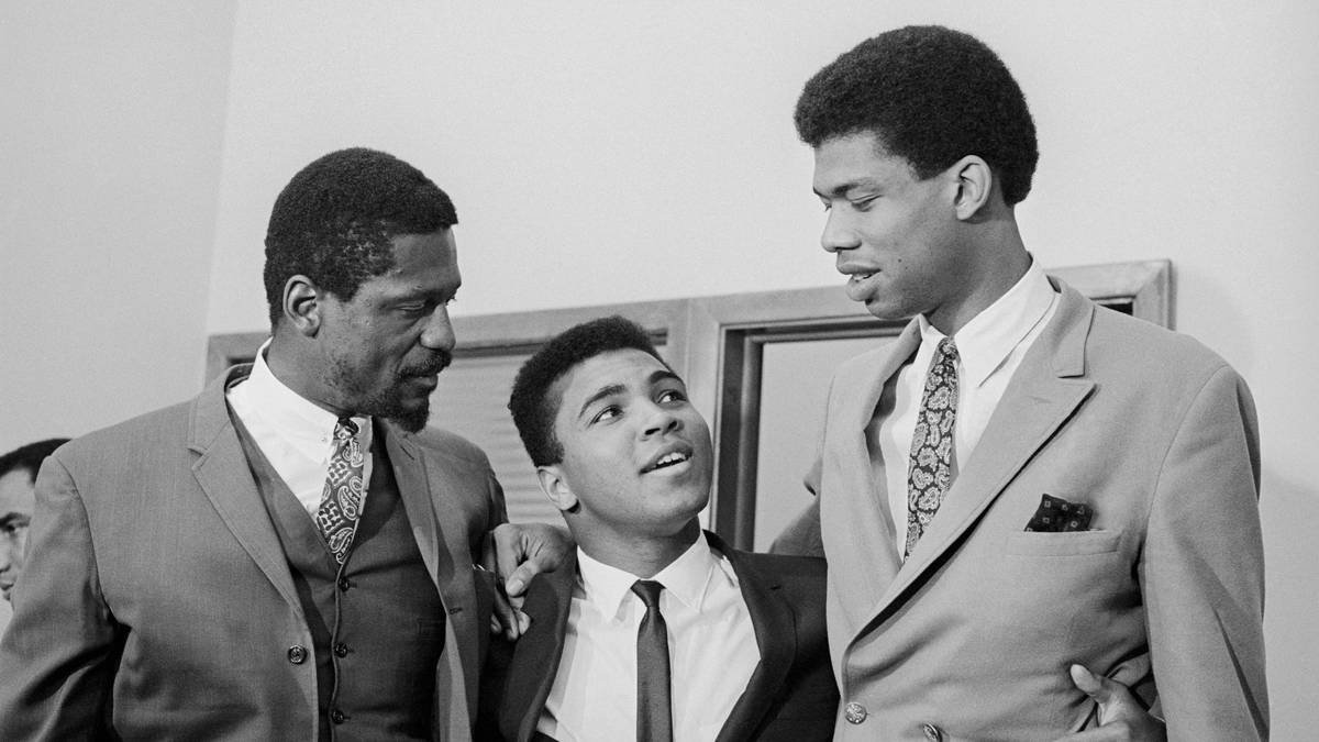 Alcindor wurde zu einem großen Namen im Sport: ähnlich wie der elfmalige NBA-Champion Bill Russell (l.) oder Box-Ikone Muhammad Ali (M.). Wie Ali konvertierte er zum Islam. Aber erst ab 1971 benutzte er seinen arabischen Namen Kareem Abdul-Jabbar. Olympia 1968 boykottierte er, um gegen die Ungleichbehandlung der Afro-Amerikaner zu protestieren