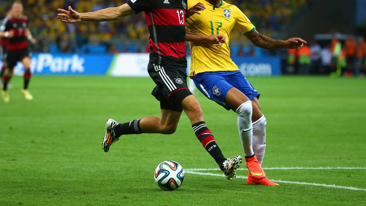 Luiz Gustavo (2014): Damals gerade ein Jahr in Wolfsburg, wähnt sich der Sechser am Ziel seiner Wünsche - Starter bei der WM in der Selecao. Mit Ausnahme des Viertelfinals gegen Kolumbien, das er gelbgesperrt verpasst, ist er immer dabei