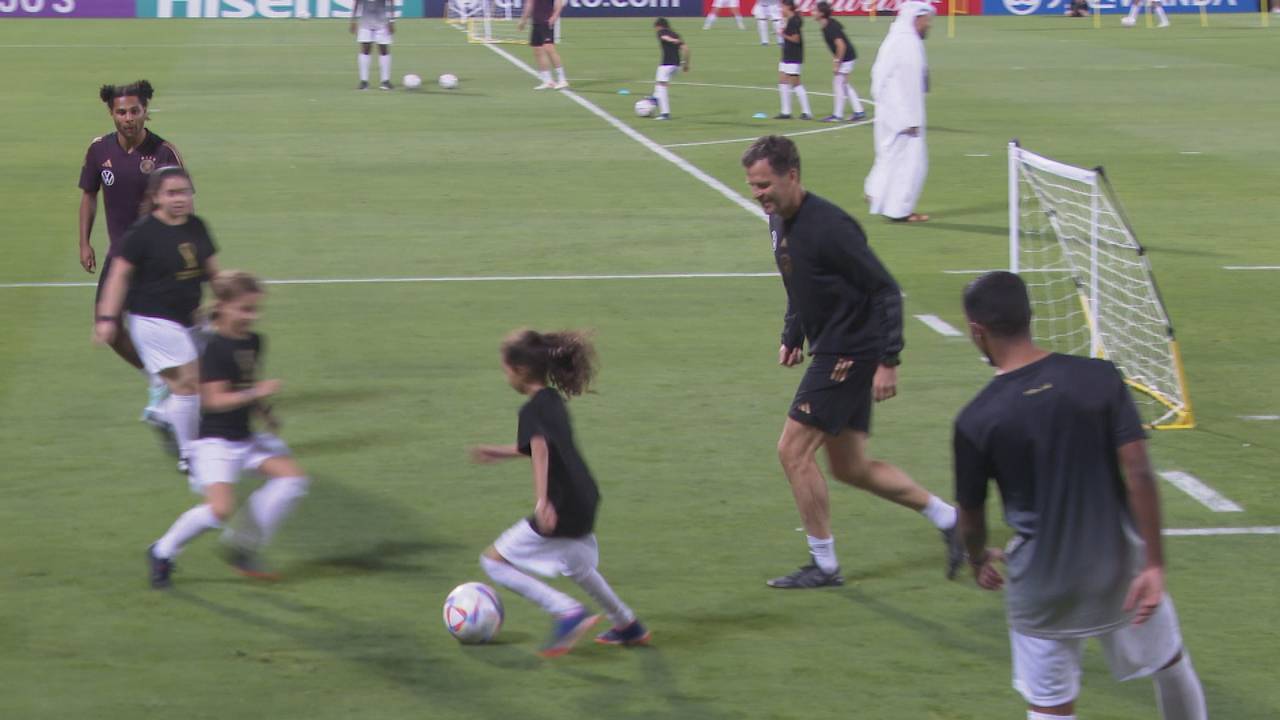 Das DFB-Team hat für den guten Zweck mit katarischen Spielerinnen trainiert