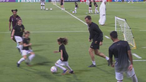 Das DFB-Team hat für den guten Zweck mit katarischen Spielerinnen trainiert. Neben Serge Gnabry war auch Oliver Bierhoff auf dem Platz.