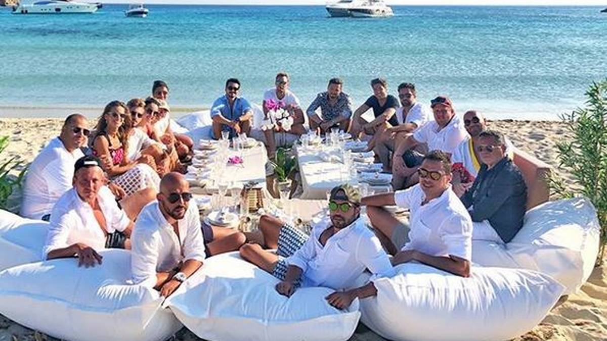 Kevin Trapp feiert seinen 28. Geburtstag mit zahlreichen Freunden vor malerischer Kulisse am Strand. Mit dabei ist auch Manuel Neuer. SPORT1 zeigt die besten Urlaubsbilder der Spieler, die nicht mehr bei der WM dabei sind