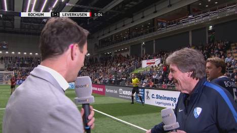 Beim Budenzauber ist Michael "Ata" Lameck Betreuer des VfL Bochum. Auch während des Interviews mit SPORT1-Reporter Jochen Stutzky fiebert er voll mit.