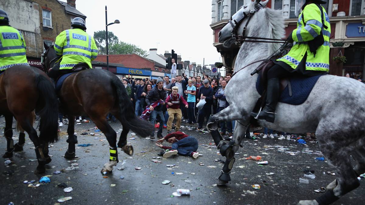 Berittene Polizisten versuchen, die Randalierer unter Kontrolle zu bekommen