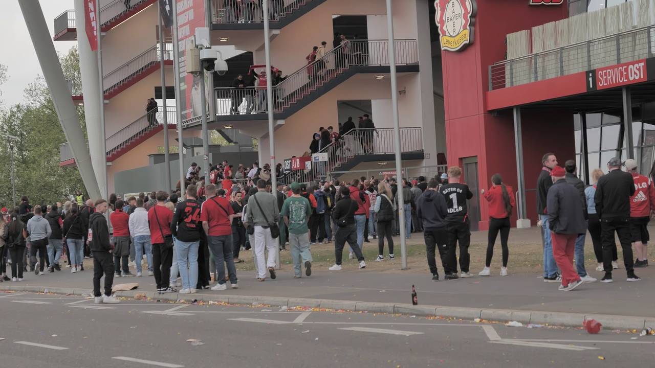Kein Ticket für die Meisterfeier? Bayer-Fans stürmen Stadion