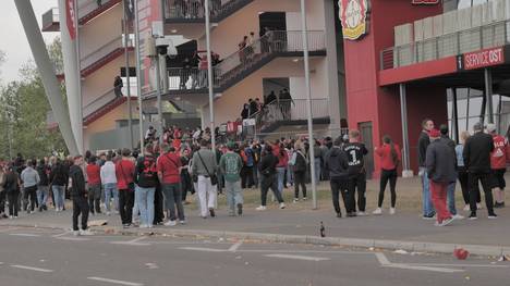 Zahlreiche Fans stehen während des Spiels der Spiele für Bayer Leverkusen außerhalb des Stadions. Um den Moment der Meisterschaft mitzuerleben, machen einige Anhänger dann aber kurzen Prozess. 