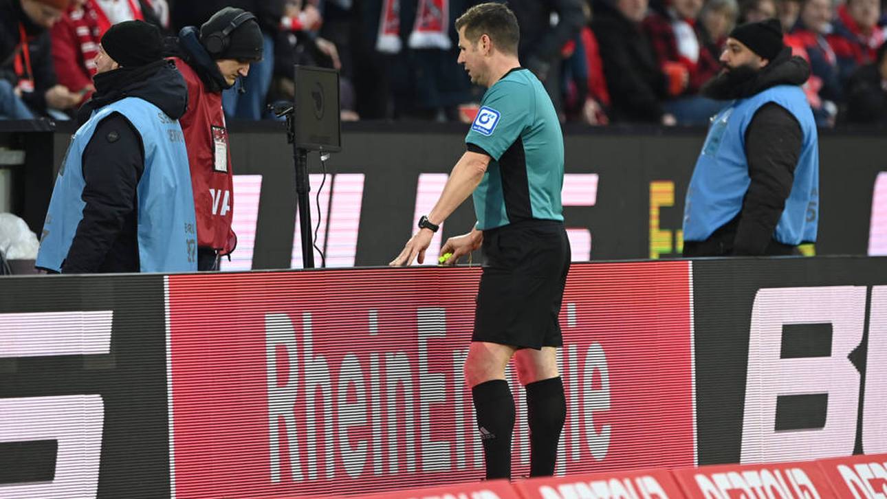 Schiedsrichter Frank Willenborg in der Review Area