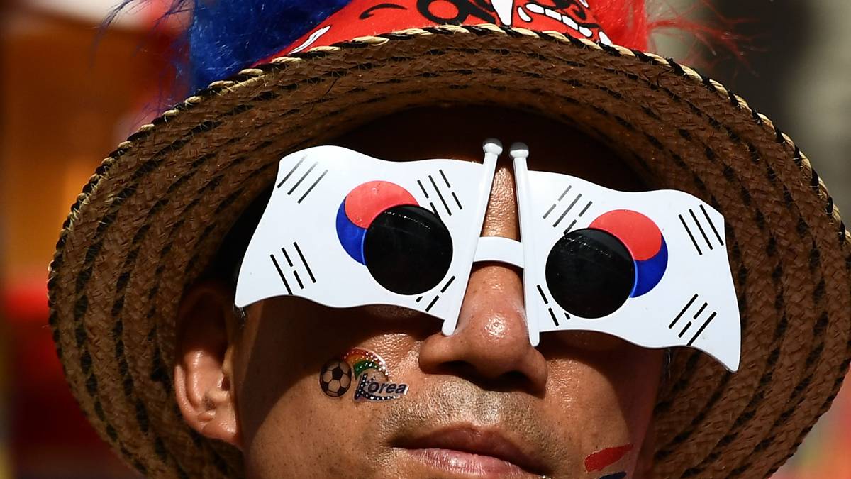 Dieser Fans hofft auf einen Sieg Südkoreas. Im Vergleich zum vorherigen Fan bleibt er gelassen