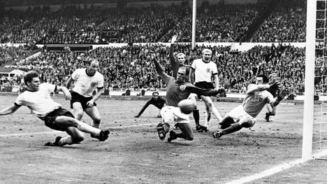 Wolfgang Weber (l.) erzielte im WM-Finale 1966 das 2:2 gegen Gastgeber England