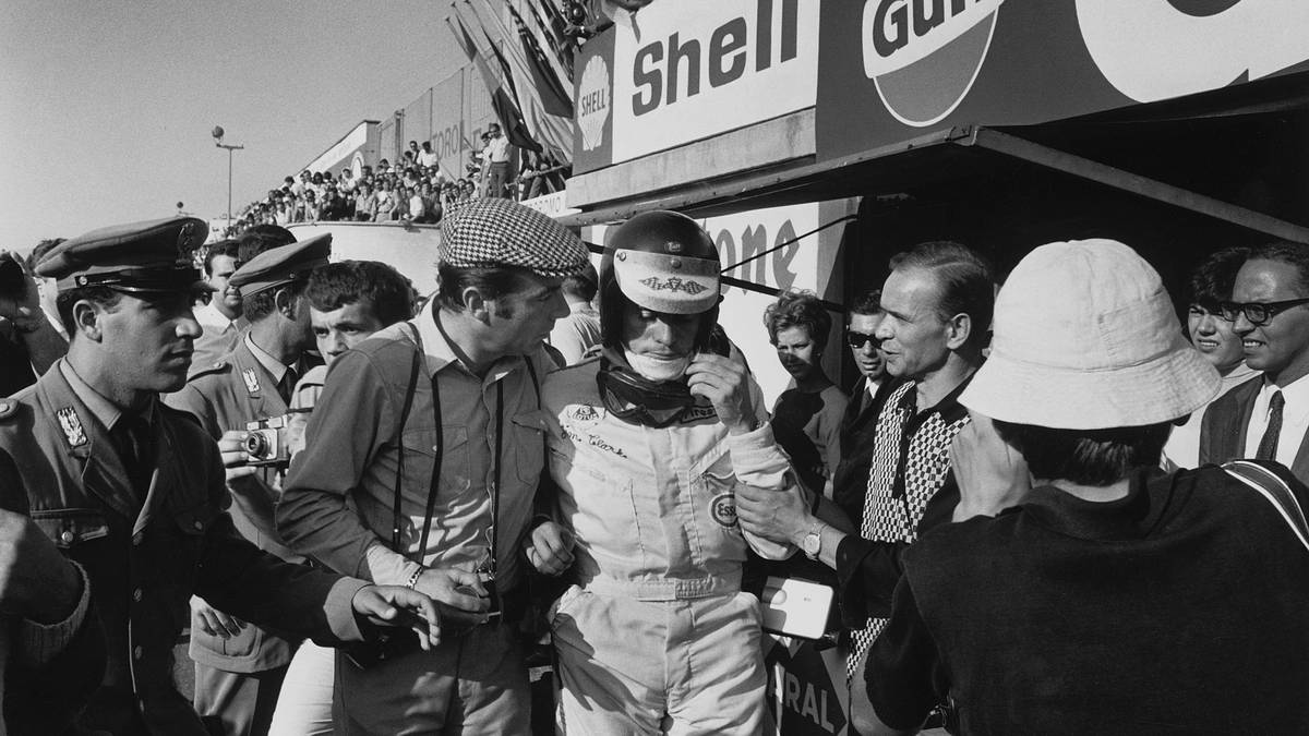 ... dort geht ihm aber der Sprit aus, mit letzter Kraft rettet er sich noch auf den dritten Platz. Dennoch ist der Engländer, der von den Tausenden Ferrari-Fans wie der Sieger gefeiert wird, hinterher untröstlich