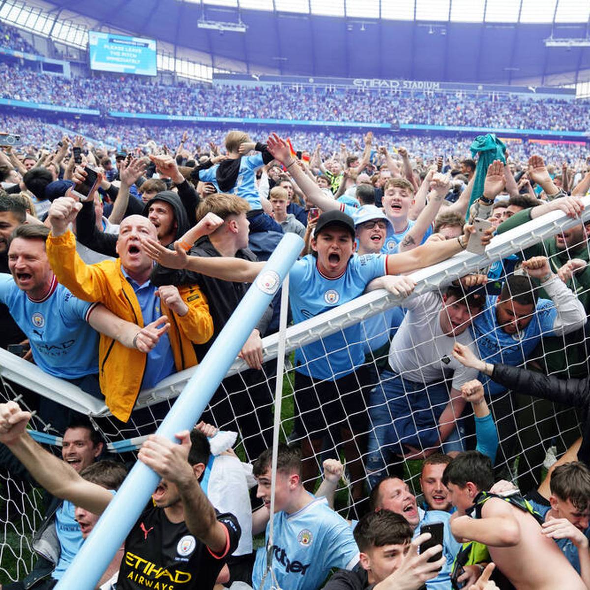 Nach dem Thriller-Titel für Manchester City kommt es zu einem Platzsturm, bei dem Aston-Villa-Keeper Robin Olsen gleich mehrfach attackiert wird. Ein Video zeigt die hässlichen Szenen.