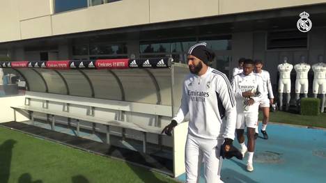 Nachdem er verletzungsbedingt die WM aussetzten musste, ist Karim Benzema nun wieder im Training. Jedoch nicht bei der Nationalmannschaft sondern bei Real Madrid.