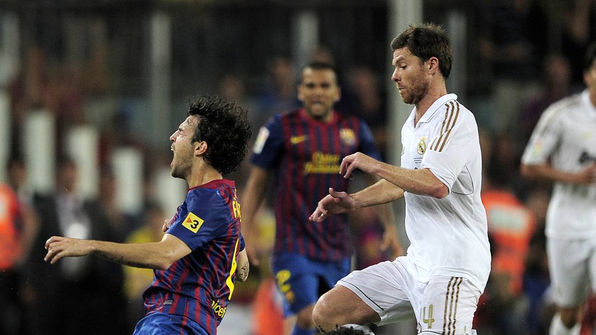 Barca war wieder einmal auf der Siegerstraße, als Reals Verteidiger Marcelo kurz vor Schluss die Nerven verlor und seinen Gegenspieler Cesc Fabregas von hinten umsenste. Die Folge: Glatt Rot und eine Rudelbildung, wie sie selten zu sehen war