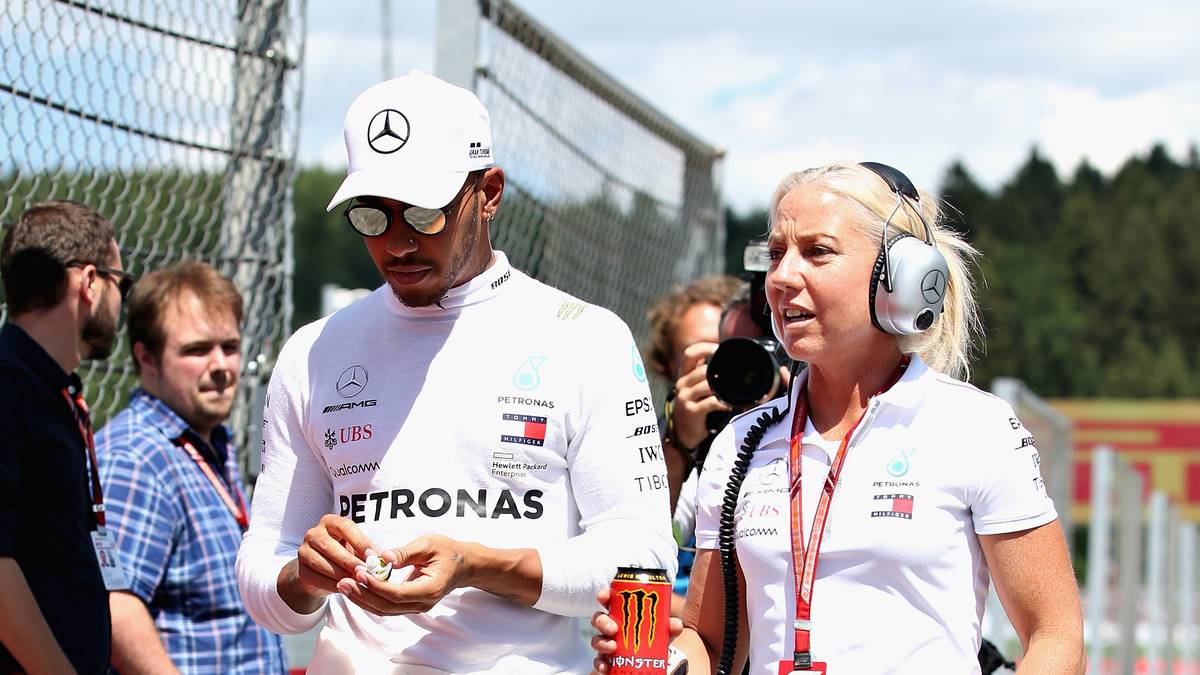 RENNEN 9 - ÖSTERREICH: Der Red-Bull-Ring wird zum Tiefpunkt von Hamiltons Saison. Vettel reicht Platz zwei, um wieder am Briten vorbei zu ziehen, da Hamilton leer ausgeht. Er und Bottas scheiden mit Defekten aus, das silberne Debakel ist perfekt