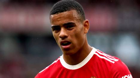 Wegen schwerer Gewaltvorwürfe seiner Freundin ist der englische Nationalspieler Mason Greenwood von der Polizei in Manchester festgenommen worden. Dies teilten die Behörden am Sonntag mit. 