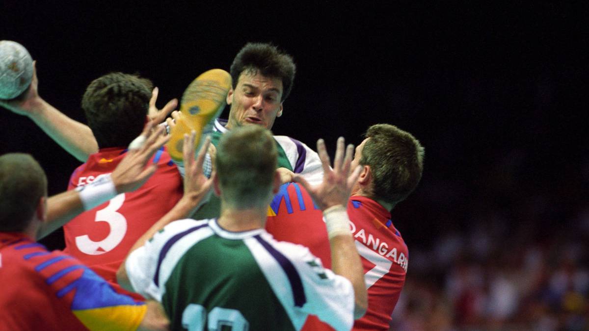 PLATZ 7: OLYMPIA 1996 - GRUPPENPHASE: Die Olympischen Spiele 1996 in Atlanta enden für das deutsche Team bereits in der Gruppenphase - trotz eines abschließenden Sieges gegen Frankreich. Auch im zweiten Match gegen Spanien halten Markus Baur (M.) & Co. stark mit