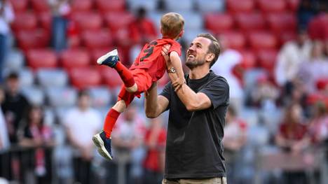 Harry Kane hat in seiner Karriere schon zahlreiche Hattricks geschnürt. Seine Kinder werden daher wählerisch, welche Bälle er als Geschenk nach Hause bringt, erzählt der Top-Stürmer scherzhaft.