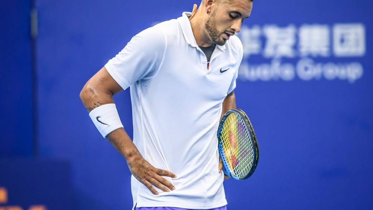 Kyrgios legt sich in Rom mit dem Publikum an, schleudert anschließend seinen Schläger Richtung Zuschauer und wirft einen Stuhl auf den Platz - und kassiert Kritik von Konkurrent Casper Ruud.  Der Australier lässt dies nicht auf sich sitzen und teilt via Twitter aus: