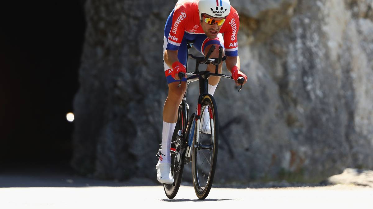 Er ist definitiv happy: Gegen Tom Dumoulin ist an diesem Tag nämlich kein Kraut gewachsen. Der Niederländer kommt mit über einer Minute Vorsprung auf Chris Froome ins Ziel und sichert sich so den Tagessieg