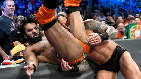 Jinder Mahal (l.) bekam bei WWE SmackDown Live eine Abreibung von Randy Orton