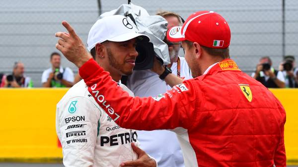 Sebastian Vettel (r.) liegt in der WM-Wertung 24 Punkte hinter Lewis Hamilton