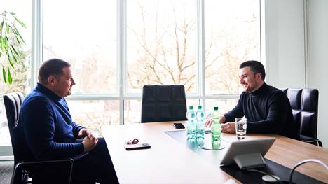 In einem exklusiven Interview mit SPORT1 spricht Bayerns Sportvorstand Max Eberl über seine Arbeit - unter anderem über die Verlängerung mit Dayot Upamecano.