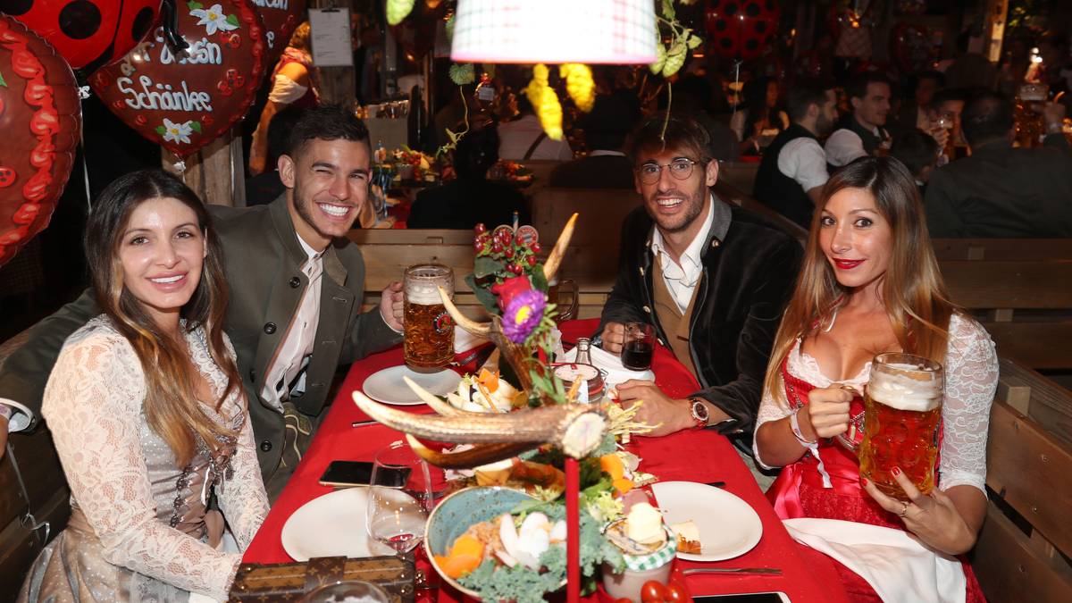 Vierer-Runde: (v.l.) Lucas Hernández und Freundin Amelia sowie Javi Martinez und Freundin Aline Brum