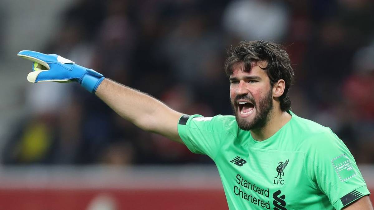 LIVERPOOL - ALISSON BECKER: Ein entscheidender Baustein im Personal-Puzzle von Trainer Jürgen Klopp. Der Brasilianer ersetzte die fehleranfälligen Loris Karius und Simon Mignolet. Patzt praktisch nie und kann zudem mit dem Ball umgehen. Wurde 2019 zum Welttorhüter gewählt. In der laufenden Saison wurde er in 17 Spielen erst sechs Mal überwunden 