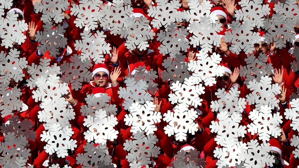 ...oder Schneeflocken. So kurios der Jubel auch ist - angesichts der Tatsache, dass hier Werbung für eine Diktatur gemacht wird, wirkt das Ganze doch etwas befremdlich