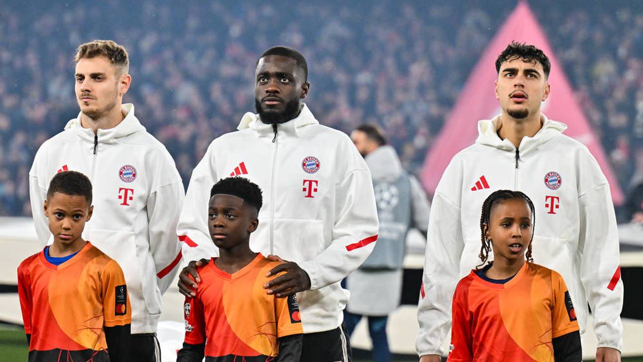 Dayot Upamecano (Mitte) fehlt im Kader des FC Bayern gegen den FC St. Pauli