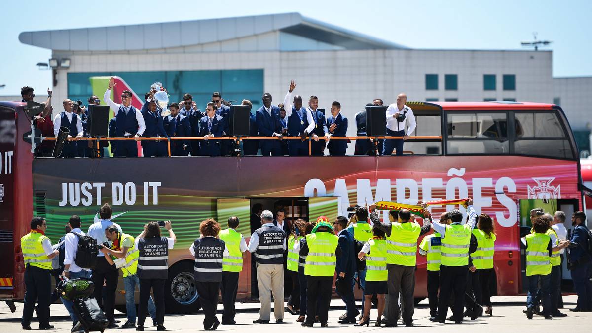 Das Flughafen-Personal verabschiedet die Fahrzeuge, die sich in Richtung Innenstadt Lissabons aufmachen