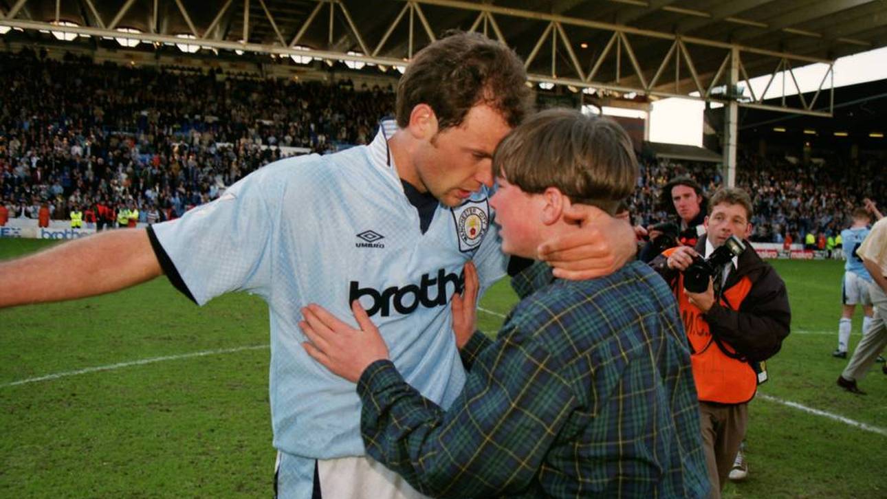 Uwe Rösler mit einem City-Fan