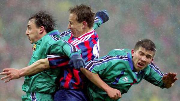 Nur vier Mal trafen beide Teams in ihrer Geschichte in einem Pflichtspiel aufeinander. Verloren haben die Bayern nie. 1996 kam es im UEFA-Cup-Halbfinale zum Duell. 2:2 endete das Hinspiel im Olympiastadion, die Bayern mit Jean-Pierre Papin standen kurz vor dem Aus
